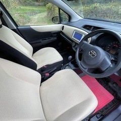 おかげさまで成約しました🎵年内売切り特価🎵　車検たっぷり令和7年８月まで♪　ヴィッツ　Ｆ　　スマートストップパッケージ　ナビ・リアカメラ付　ETC付の画像