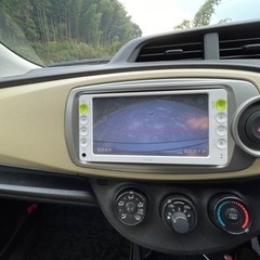 おかげさまで成約しました🎵年内売切り特価🎵　車検たっぷり令和7年８月まで♪　ヴィッツ　Ｆ　　スマートストップパッケージ　ナビ・リアカメラ付　ETC付の画像