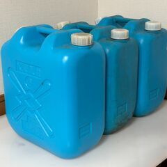 石油ファンヒーター2台と灯油タンク3つ