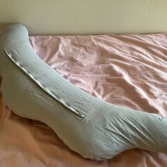 サンデシカ くぼみがフィットするクラウド抱き枕 ブルーの画像