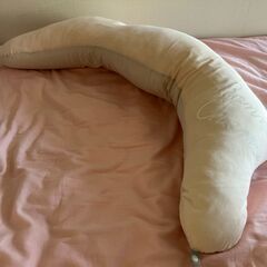 サンデシカ くぼみがフィットするクラウド抱き枕 ピンク
