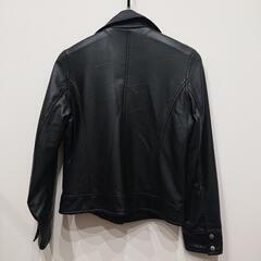 フェイクレザーのライダースジャケットの画像