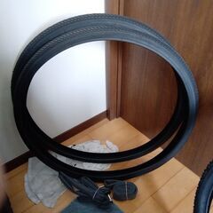自転車の新品のタイヤ x 2