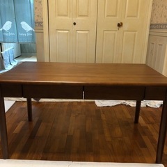 引き出し付きテーブル