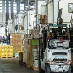 地元の方歓迎致します！ 化学メーカー工場内での物流運搬業務