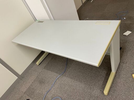 ライオン事務器 事務机 W1400mm x D600mm x H700mm