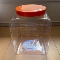 プラスチックの軽い入れ物　容器
