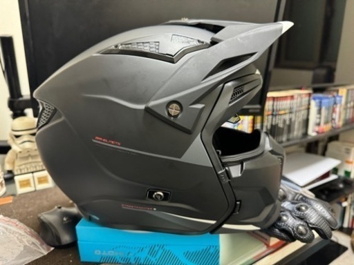 新品　スペインから　ヘルメット