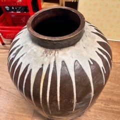 大きい壺　下に水抜き穴有り　高さ７１　幅５２cmくらいの画像