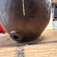 大きい壺　下に水抜き穴有り　高さ７１　幅５２cmくらいの画像
