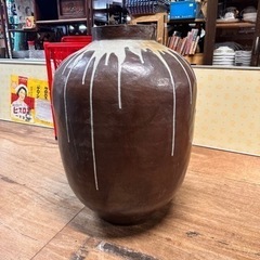 大きい壺　下に水抜き穴有り　高さ７１　幅５２cmくらい
