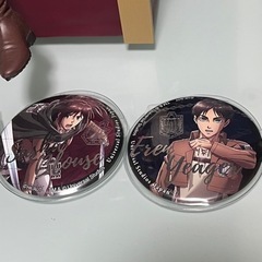 進撃の巨人　リヴァイ兵長ポップコーンバケツ 缶バッジ4種の画像