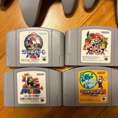 Nintendo64 本体 コントローラー3つ ソフト4つの画像