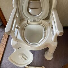【取りに来ていただければ無料・美品】ポータブルトイレ　介護用トイレの画像