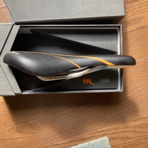 新品未使用！　MC SELLE  サドル　箱入り。