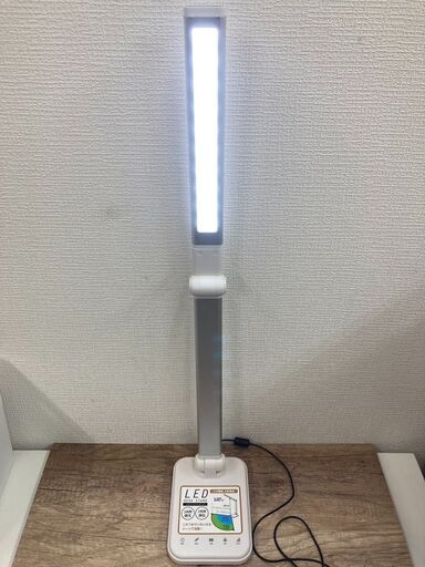 【REGASTOCK江東店】 オーム電機 LEDデスクライト DS-LE85AG-W 2022年製