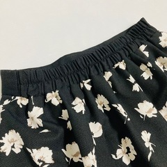 【美品】花柄　フレアスカート　モノトーン　Lサイズの画像