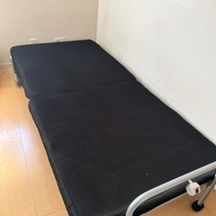 折り畳み　シングルベット　マットレス付きの画像