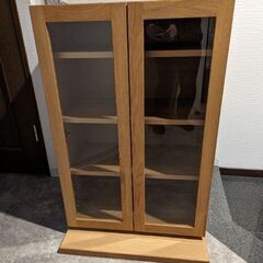 もらってください　食器棚上