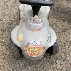 アウディの子ども用乗り物の画像