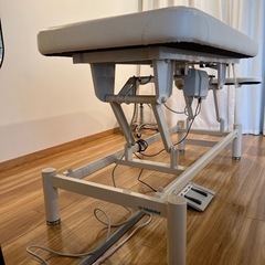 TakadaBed 自動昇降施術ベッドの画像