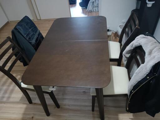 ダイニングテーブルとイス4脚のセットです。