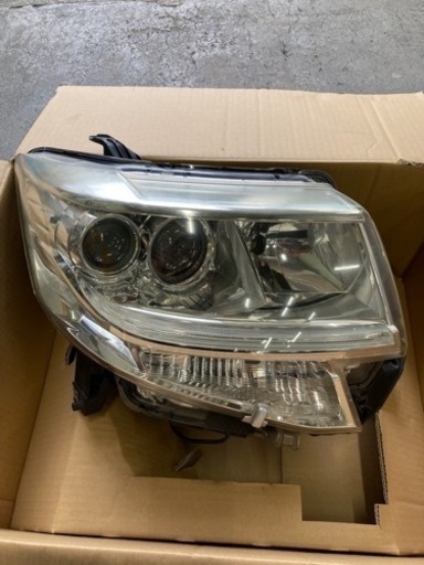 タントカスタム　LA600S 右ヘッドライト