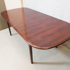 国内老舗家具メーカーkarimoku(カリモク家具)のローズウッド 伸長式ダイニングテーブル。ローズウッドの美しい木目が際立つ高級感のあるエクステンションテーブル。急な来客時にも対応できて便利です♪DK218の画像