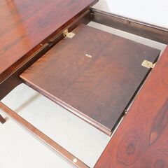 国内老舗家具メーカーkarimoku(カリモク家具)のローズウッド 伸長式ダイニングテーブル。ローズウッドの美しい木目が際立つ高級感のあるエクステンションテーブル。急な来客時にも対応できて便利です♪DK218の画像