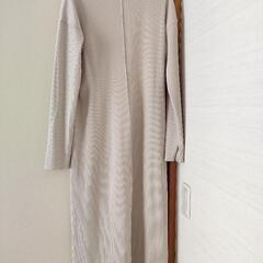 GU ベージュ ワンピースの画像