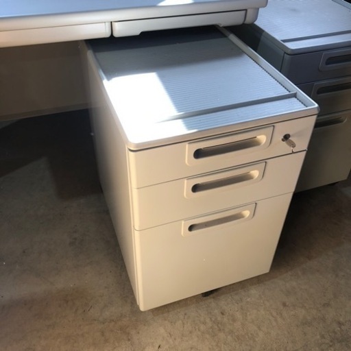 3セットあります！配達応談 PLUS オフィスデスク 事務机 袖机分離