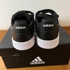 値下げ中【新品未使用】adidasキッズシューズ16cmの画像