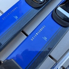 キッズスキー板(ビンディング込み)とストックの画像