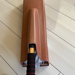 車の窓を掃除する道具の画像