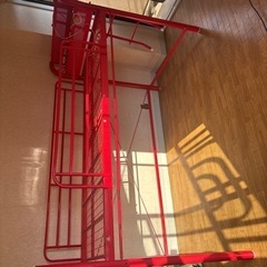ロフトベッドとスチールラックの画像