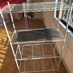 ロフトベッドとスチールラックの画像