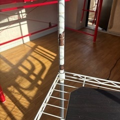 ロフトベッドとスチールラックの画像