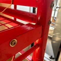 ロフトベッドとスチールラックの画像