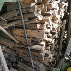 完売しました。小屋撤去にて、数日で締め切り廃棄致します。再度、大幅値下げしました。  3束以上で900円以上からで(市販の薪ひと束の２倍以上の大ボリューム)ひと束当たり200から300円です。キャンプや、バーベキュー、釜戸など燃料、薪(まき)、薪(たきぎ)などに       の画像