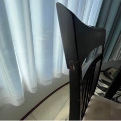 テーブルとイス四つの画像