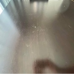 テーブルとイス四つの画像