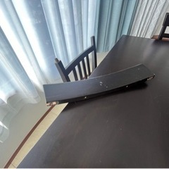 テーブルとイス四つの画像