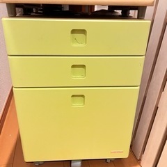 子供机の袖机（キャスター付き）の画像