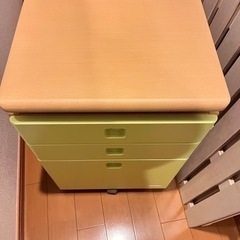 子供机の袖机（キャスター付き）の画像