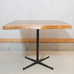 一枚板テーブルの製造販売を行っている国産家具ブランドATLIER MOKUBA(アトリエ木馬)によるウォールナット無垢材 カフェテーブル。存在感のあるシルエットながら空間に優しく溶け込みます！DK222の画像