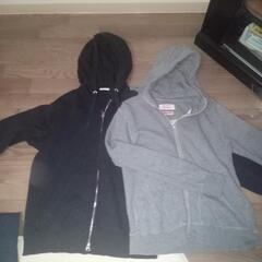 黒とグレーのパーカー