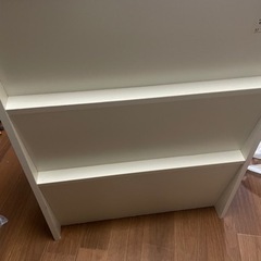 4段木製の棚の画像