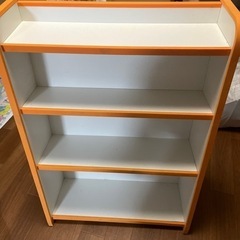 4段木製の棚の画像
