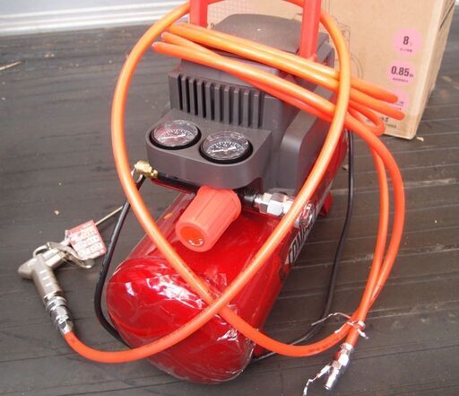 オイルレスエアーコンプレッサー　ホース・エアガン付　ほぼ新品