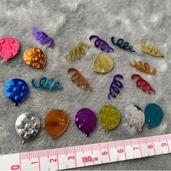 カードやプレゼントを彩るデコレーショングッズの画像